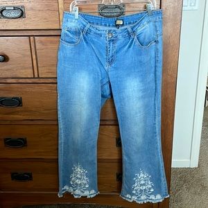 Embroidered Cropped Jeans